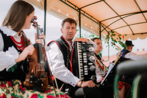 Zielonoświątkowy przejazd bryczkami pełen tradycji i muzyki! 91 ZieloneSwiatki 020