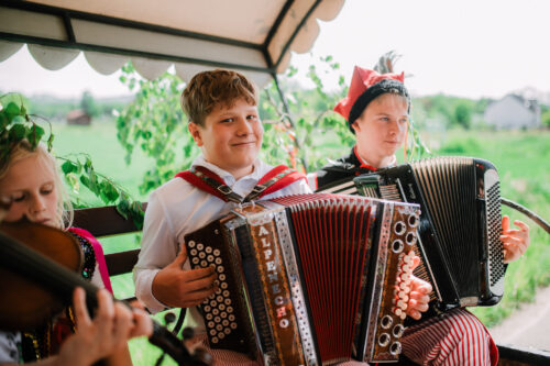 Zielonoświątkowy przejazd bryczkami pełen tradycji i muzyki! 77 ZieloneSwiatki 038