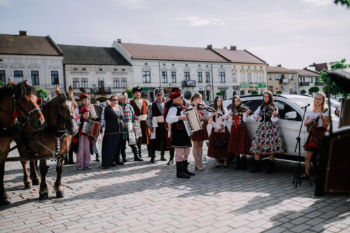 Zielonoświątkowy przejazd bryczkami pełen tradycji i muzyki! 108 ZieloneSwiatki 116