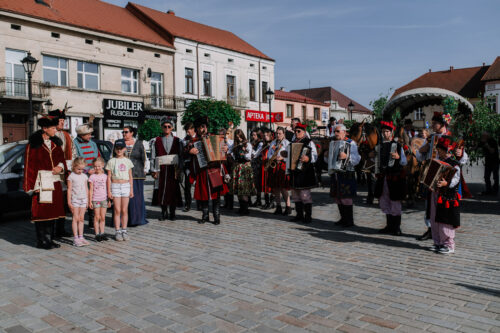 Zielonoświątkowy przejazd bryczkami pełen tradycji i muzyki! 111 ZieloneSwiatki 125