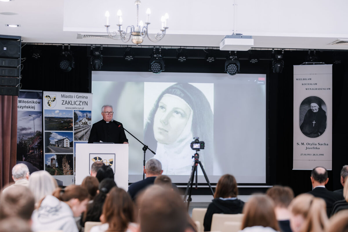 Wczoraj odbyła się konferencja „Ziemia Zakliczyńska - Ziemia Powołań. Poznaj wielkich ludzi z Twojej miejscowości” 55 ZiemiaPowolan 047